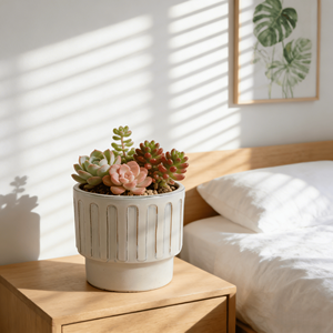 Jardinière en céramique moderne beige à rayures verticales, avec trou de drainage, écologique, durable, pour l'intérieur et l'extérieur - Product Image 1