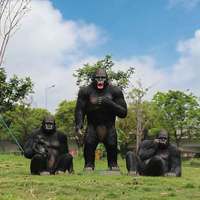 Statues de gorilles en résine personnalisées, idéales pour la décoration et les sculptures dans les parcs, jardins et zoos en plein air.