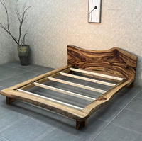 Lit double en bois massif de camphrier vieilli, style Wabi Sabi vintage, pour chambre d'hôtel ou de villa, mobilier d'intérieur naturel