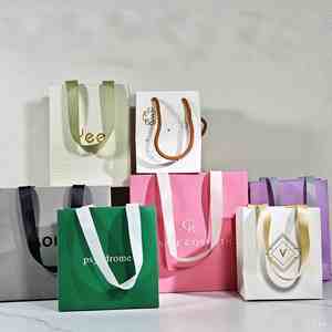 Sacs en kraft blancs aseptiques de luxe, faits à la main, écologiques, avec ruban, logo personnalisé en relief, imprimé offset, pour vêtements, fourrures, cadeaux - Product Image 2