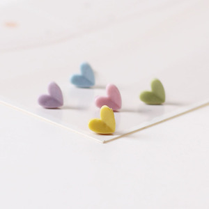 Boucles d'oreilles clous en céramique texturées en forme <span class=keywords><strong>de</strong></span> cœur, couleurs bonbon, style ethnique, petites, <span class=keywords><strong>pour</strong></span> étudiantes - Product Image 1
