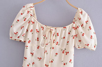 Camiseta con estampado de cerezas pequeñas personalizada, top sexy con cuello cuadrado pequeño, top corto de manga abombada, ropa elegante para niña