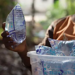 Confezione multifunzione vendita calda in Africa produzione automatica sacchetto di plastica bere bustina pura macchina imballatrice di riempimento di acqua pura