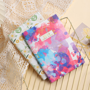 <span class=keywords><strong>2024</strong></span> frais anglais <span class=keywords><strong>calendrier</strong></span> livre couleur couverture cahier créatif <span class=keywords><strong>semaine</strong></span> <span class=keywords><strong>calendrier</strong></span> livre A5 - Product Image 2