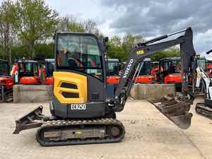 Mini-excavatrice Volvo ECR25D d'occasion d'origine suédoise à vendre |   Mini-pelleuse de 2 tonnes pour usage domestique |   Faible nombre d'heures de fonctionnement | Excellent état - Product Image 5