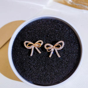 Boucles d'oreilles dorées en forme de nœud papillon pour femmes, serties de strass, bijoux fantaisie mignons, cadeau, en alliage plaqué or - Product Image 4