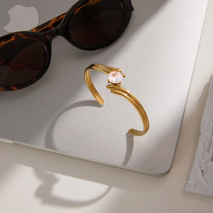 Brazalete abierto chapado en oro con cristales engastados en forma de garra para mujer, uso diario. - Product Image 4