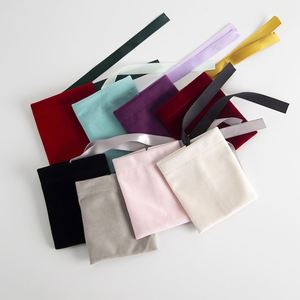 Pochette de voyage en velours épais vert clair de luxe 9x12cm, sac à cosmétiques léger avec cordon de serrage, sac cadeau - Product Image 5