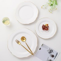 Assiette en céramique incurvée de qualité supérieure avec bord doré pour la maison, le café, le thé de l'après-midi, les collations, les desserts, les services quotidiens et la décoration décontractée de la table