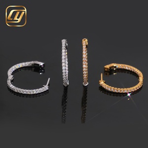 Boucles d'oreilles créoles en argent 925, pavées de moissanite, grand modèle, style Huggie, avec diamants inversés - Product Image 4