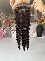 Vente en gros de vrais cheveux humains vierges 5x5 fermeture de base en soie doux brun foncé Topper birman bouclé 4C délié noué à la main trame femmes