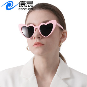 Gafas de sol con forma de corazón, unisex, montura de PC, protección UV400, gafas de sol de moda para viajes, conducción, actividades al aire libre - Product Image 2