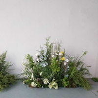 Décoration de scène événementielle : Hortensias artificiels en soie, fausse herbe et verdure pour allée de mariage, arrangements floraux et centre de table