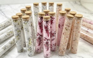 Sel de bain minéral écologique Dewdrop Dream à la rose et à la lavande pour la relaxation dans un récipient en verre pour adultes - Product Image 4
