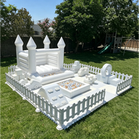 Équipement de jeu souple avec château gonflable, clôture blanche, toboggan, balançoire, articles de jeu souples pour tout-petits, idéal pour la location de fêtes d'anniversaire pour enfants
