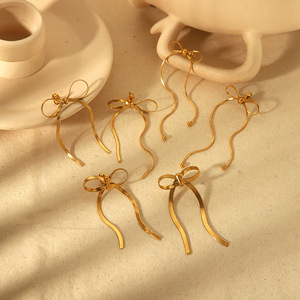 Pendientes de acero de titanio con borlas y lazo, chapados en oro de 18 quilates, para mujer, uso diario - Product Image 4