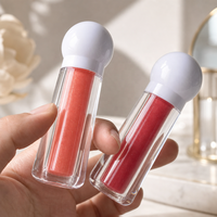 Gloss à lèvres en tubes facettés, capuchon sphérique blanc nacré, pâte scintillante, applicateur doe foot floqué, teintes corail et baies, approvisionnement en gros, logo personnalisé