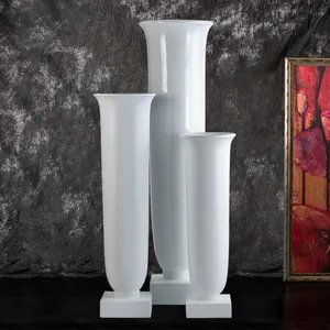 Vases de sol en trompette blanche de 55 pouces de haut Vases d'ouragan de pièces centrales de mariage pour les mariages