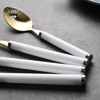 Couverts en or bon marché pour restaurant avec manche en acrylique blanc Fourchette à dîner Cuillère Couteau Designer de luxe Ensemble de couverts en acier inoxydable