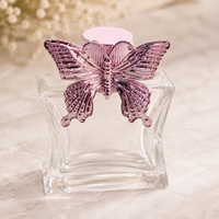 Flacon de parfum personnalisé haut de gamme pour femme avec bouchon papillon pour une présentation élégante de la fragrance d'intérieur, emballage de luxe en coffret cadeau