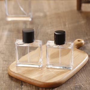 Vente flash, prix bas, flacon pulvérisateur <span class=keywords><strong>de</strong></span> <span class=keywords><strong>parfum</strong></span> en verre transparent carré plat <span class=keywords><strong>de</strong></span> 50 ml et 100 ml avec bouchon noir - Product Image 2