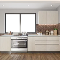 Meubles de cuisine modernes en bois massif blanc laqué avec crédence, portes en MDF et plan de travail en stratifié marbre de luxe