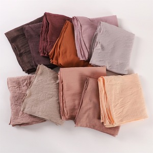 CCY venta al por mayor primavera liso suave musulmán cabeza arrugada Hijab chal poliéster islámico largo mujeres bufanda plisada - Product Image 5