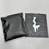 Sacs d'emballage noirs de luxe pour vêtements, sacs en plastique personnalisés pour produits de soin de la peau, sacs à fermeture éclair noirs avec logo