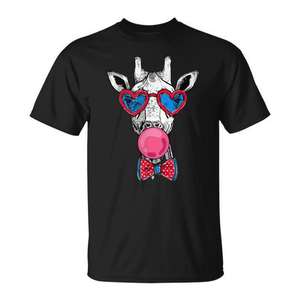 Camiseta Nerdy Giraffe con gafas de sol en forma de corazón y pajarita para amantes de los animales, regalo para amantes de la vida silvestre - Product Image 1