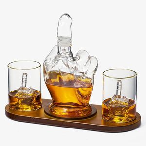 Regalos de dedo medio Novedad Juego de decantador de madera de caoba Regalo de mordaza divertido para adultos Copas de <span class=keywords><strong>vino</strong></span> de whisky con tapa para alguien que amas. - Product Image 3