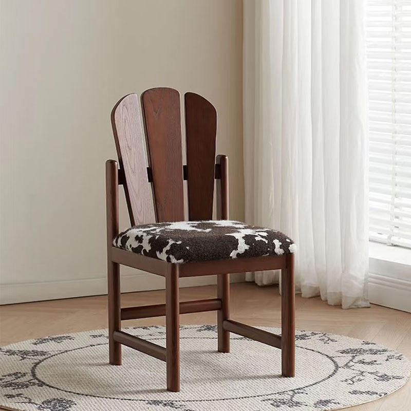 Chaise en sable de noyer en molleton de vison laitier