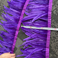 Ruban d'habillage à franges en plumes de queue de coq de 25 à 30cm en gros, plume de queue de coq teinte pour vêtement, costume et décoration de carnaval