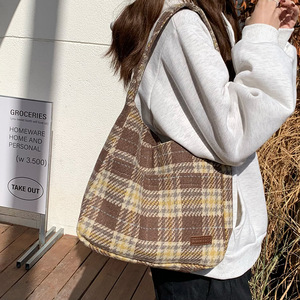 กระเป๋าสะพายไหล่ลายสก๊อตสำหรับผู้หญิง สีน้ำตาล ความจุขนาดใหญ่ หัวเข็มขัดแม่เหล็ก สำหรับเดินทางทุกวัน สไตล์นักเรียน - Product Image 3