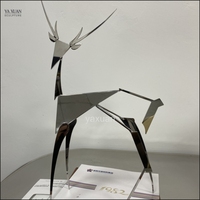 Sculpture abstraite de cerf en acier inoxydable poli géométrique, sculpture d'animal moderne en métal sur mesure pour la décoration extérieure d'hôtel