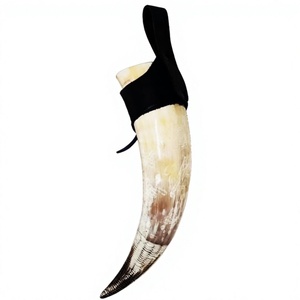 Juego de Bebidas Decorativo Ecológico de Cuerno de Búfalo Natural Vikingo, Elegante Juego de Cerveza Religioso de 2 Piezas con Soporte de Hierro, Hecho a Mano con un Toque de Amor - Product Image 1