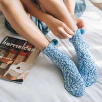 Chaussettes de cheville pour femmes, texture moelleuse, détails pompons, motif à pois colorés, chaussettes chaudes, confortables, tendance, élégantes et décontractées