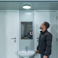 Unité de toilettes mobiles préfabriquées écologiques avec structure en acier durable, panneau sandwich, lavabo et porte verrouillable pour extérieur et parcs