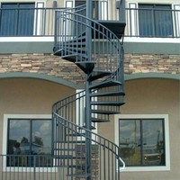 Escaliers en fer extérieurs antidérapants de forme diverse Protection contre l'incendie plaque d'acier escalier en spirale circulaire plate-forme de marche en métal