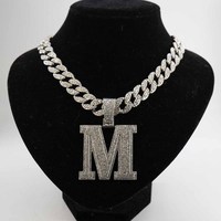Collier élégant avec pendentif initial « M » doré et chaîne cubaine ornée de strass pour les passionnés de hip-hop et de streetwear