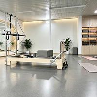 Tour de Pilates complète avec barre réglable en hauteur et multiples tensions de ressort pour entraînement complet du corps en studio de Pilates