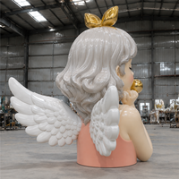 Sculpture d'ange en fibre de verre personnalisée avec boule dorée pour la décoration de centres commerciaux, d'hôtels et de parcs à thème