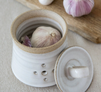 Pot à ail en céramique blanche rustique, perforé, compatible micro-ondes, pour le rangement en cuisine