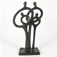 Sculpture de bureau moderne en fonte, faite à la main, abstraite, ajourée, enroulée, représentant un portrait de famille de quatre membres en position d'étreinte, pour décoration.