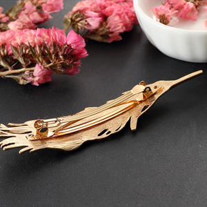 Couvre-chef mode <span class=keywords><strong>plume</strong></span> forme épingle à <span class=keywords><strong>cheveux</strong></span> tendance bijoux ornement accessoires femmes métal or pince à <span class=keywords><strong>cheveux</strong></span> Barrettes pour <span class=keywords><strong>cheveux</strong></span> adulte - Product Image 6