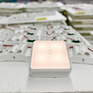 Veilleuse LED moderne pour enfants, mini lampe <span class=keywords><strong>de</strong></span> chevet carrée à brancher sur prise murale pour chambre à coucher - Product Image 1