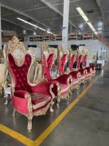 Sedia di Lusso in Stile Francese per Soggiorno, Schienale Alto in Legno di Faggio Intagliato a Mano, Seduta in Tessuto con Foglia d'Oro e Imbottitura Morbida, Modello King Queen Royal Red - Product Image 5