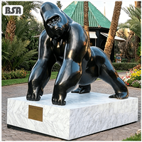 Statue de gorille en bronze grandeur nature, sculptée à la main, grande sculpture de gorille Silverback en métal avec base en marbre pour parc extérieur ou villa