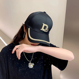 Gorra de Béisbol con Letra D de Diamantes de Imitación para Mujer, Ajustable, de Lona, Estilo Duckbill, en Blanco y Negro - Product Image 1