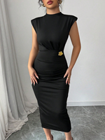 Robe midi sirène élégante et décontractée pour femme, noire, sans manches, col montant, épaules rembourrées, froncée, avec boucle florale en métal