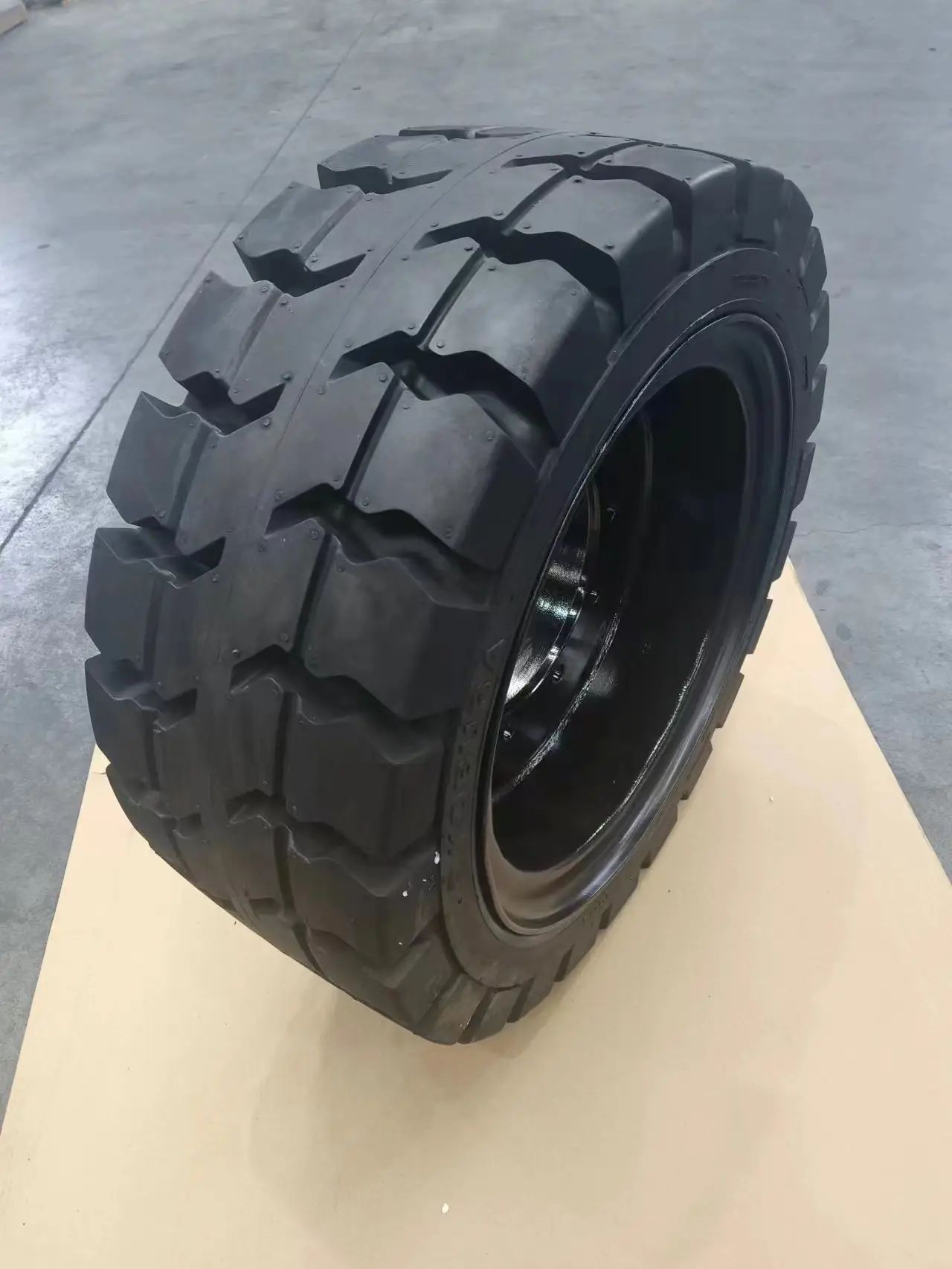 China Factory Supply wholesale 2-3.5 Ton Forklift Solid Tyre 28x12.5-15 Solid Rubber Tire for Linde Heli Hyster